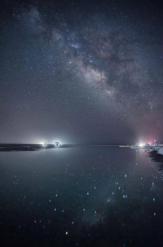 夜晚的茶卡盐湖倒映出一整面星空,抬头,低头,都是星河璀璨.