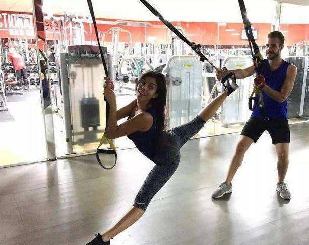 怎么拉伸腿部肌肉不会变粗 1b8f63bdca634b57acf1b1f52495858f.jpeg