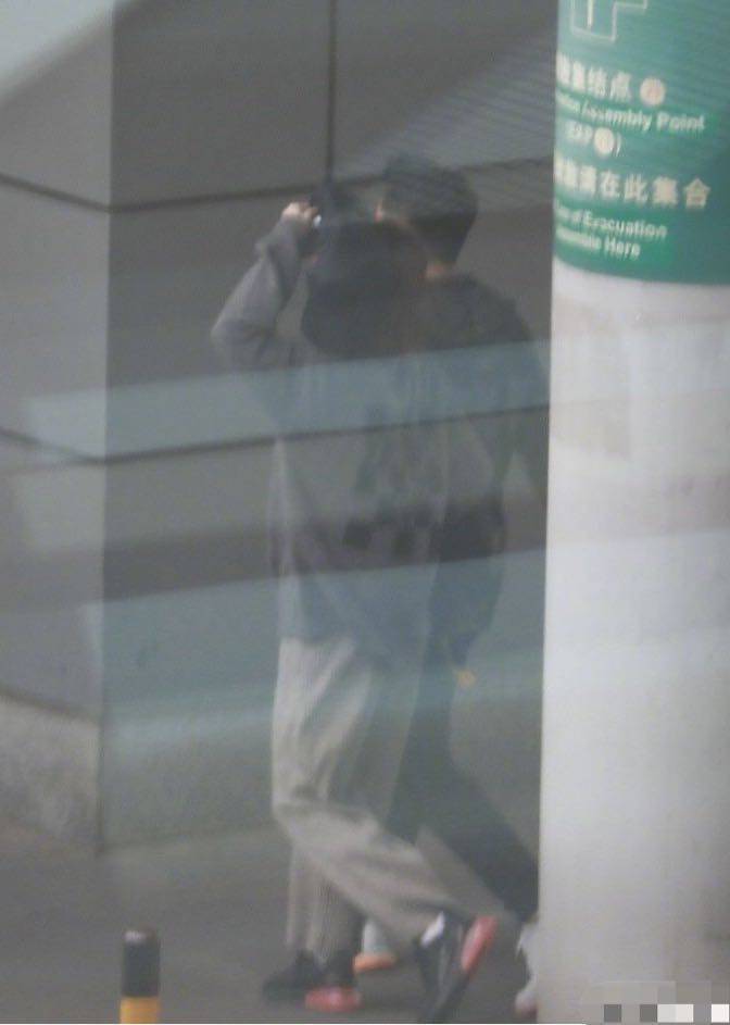 苗苗郑恺官宣结婚，晒照疑双喜临门，塑料兄弟