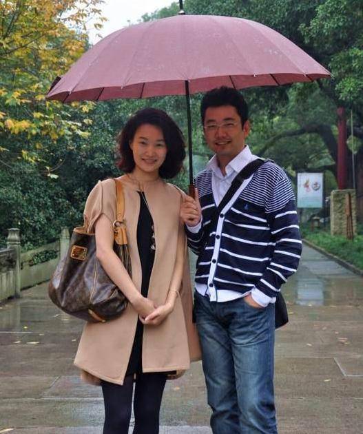 央视主持人李梓萌难得走红毯穿红色连体装露出长发气质大变样