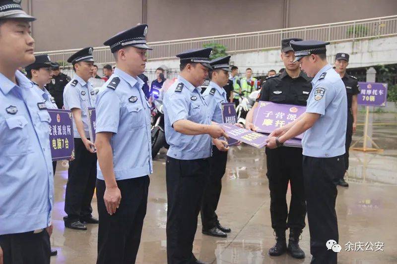 建来副局长为部门发放单警装备肖衍副局长为各部门发放移动警务终端佘