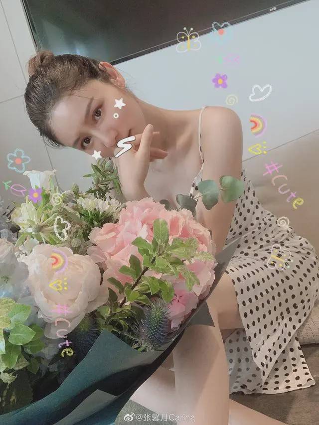 5月20日,张馨月晒出了林峯送的520礼物大秀恩爱,并且配文:祝大家520