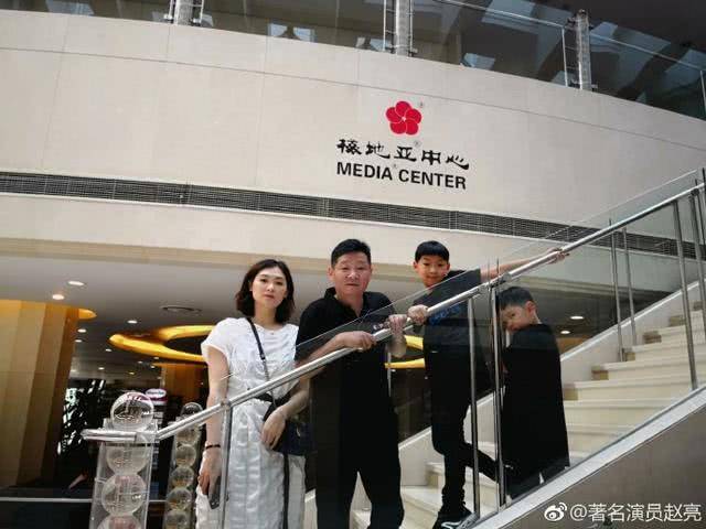 三德子赵亮拍戏被偶遇，51岁白发明显，网友爆料