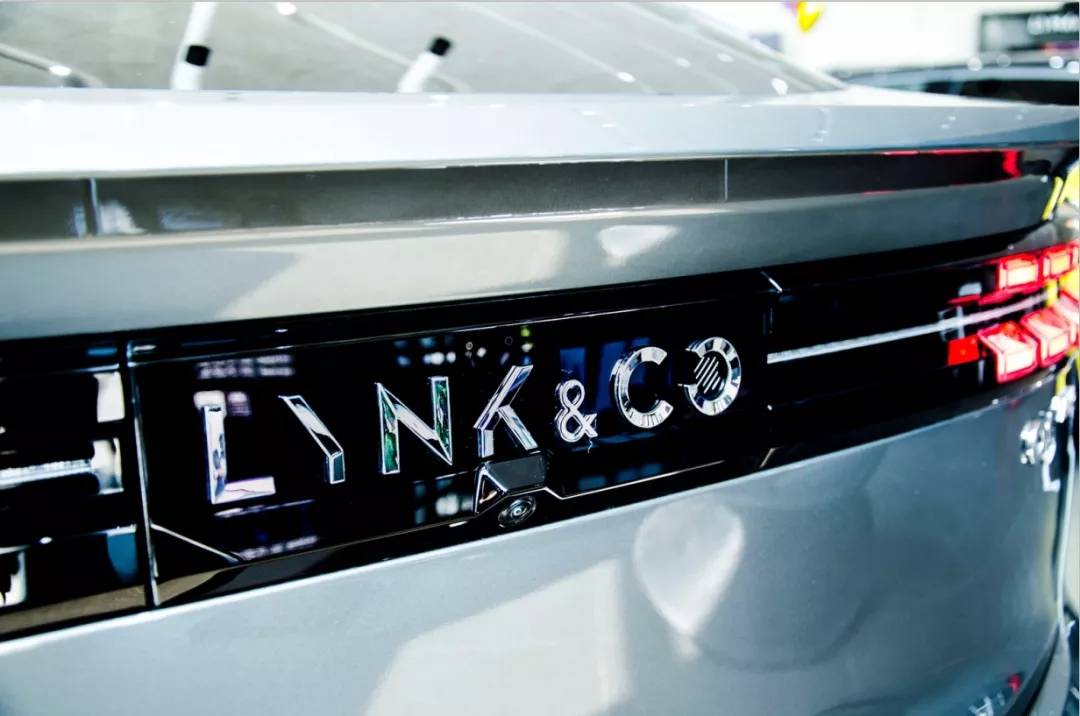 藏在"lynk&co"尾标字母"o"中的触摸式尾箱开启键,也是非常有新意且讨
