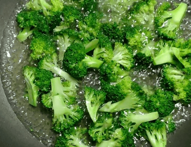 怎样挑选西兰花的正确方法 3a456e05b58d4224953679cb297a6197.png