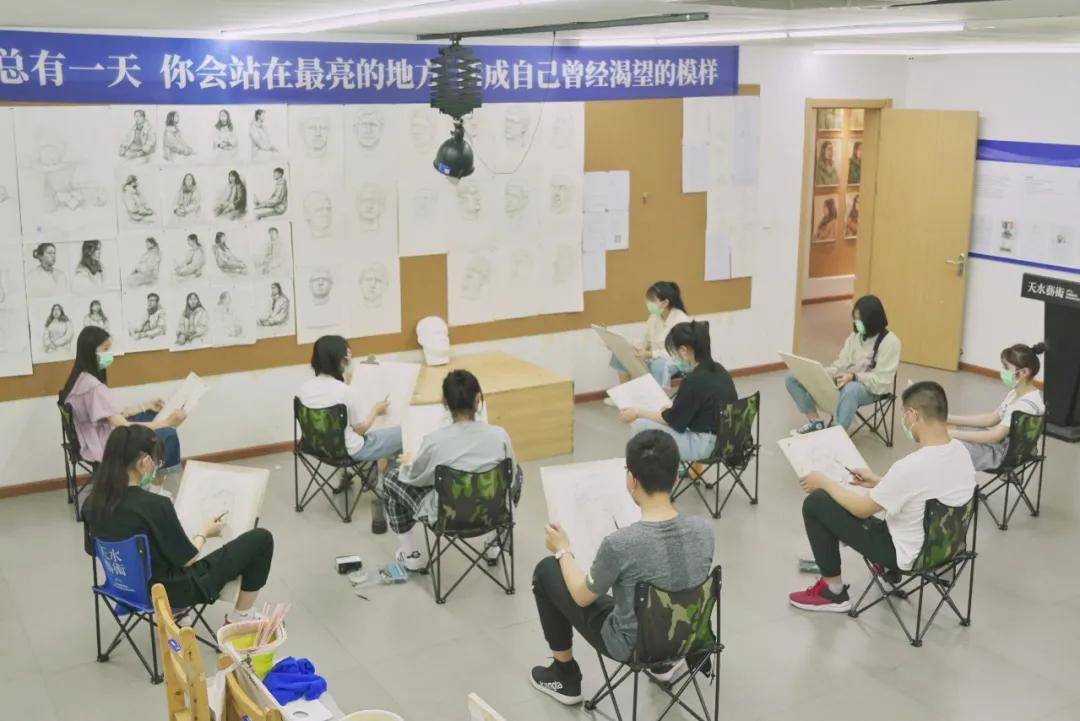 让你们期待已久的美术培训学校终于开学了,第一批新生已入学