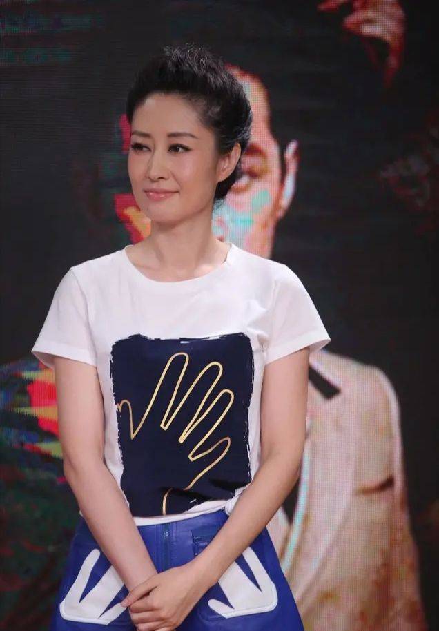 原创刘敏涛长了一张清纯脸,化不化妆都好看,难怪晒照不用修图!