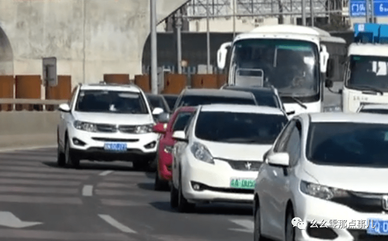 原创真不地道！鸡贼司机偏爱公交车道，见到北京交警玩起躲猫猫！