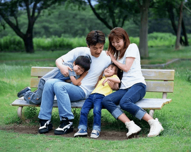父母■如今与父母团聚！一声妈，她等了32年2岁男童32年前被拐