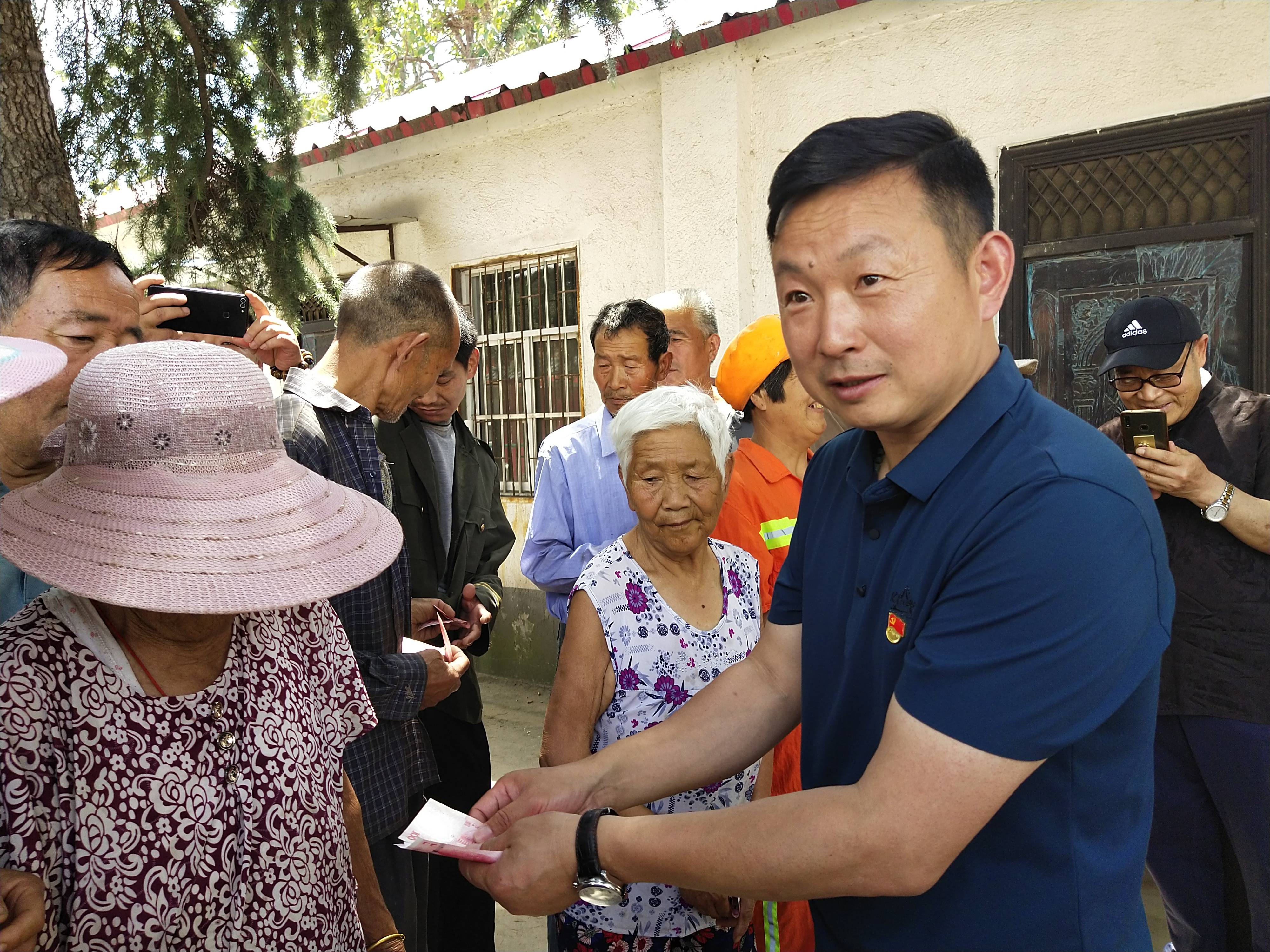 李飞蔡艺峰众人到荥阳十里堡村举行温暖童心与爱同行慰问活动