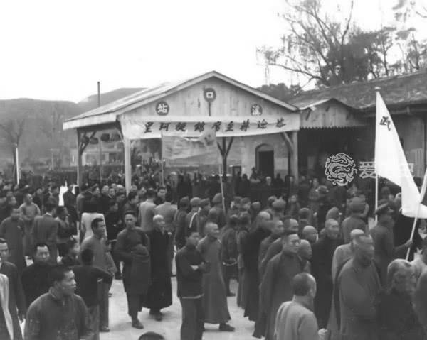 原创1947年蒋介石回溪口老家受到乡亲热烈欢迎丰镐房前思绪万千