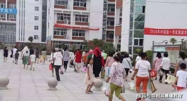 郸城■你读书虽苦,父母更不易“最牛县高”考前校园照让人泪奔:同学