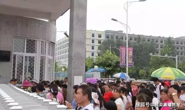 郸城■你读书虽苦,父母更不易“最牛县高”考前校园照让人泪奔:同学