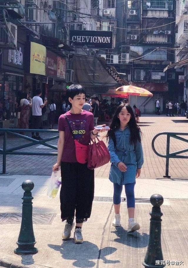 计划表原创央视最美主持罕秀11岁女儿 颜值比妈还高!写计划表却只用英文?