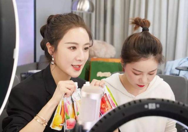 金龟子女儿30天带货销售额破千万，网络新星的崛起