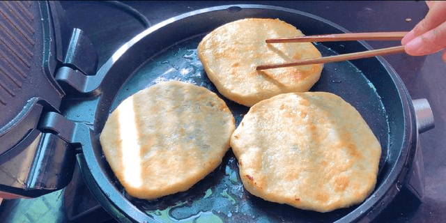面糊饼怎么做才能松软好吃 1e96a93b1fef4690b6afc39a861f2660.png