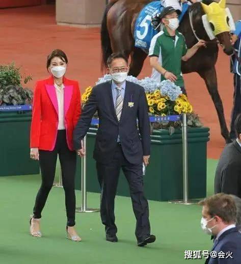 恩爱难掩！李嘉欣与富豪老公许晋亨婚后罕同框