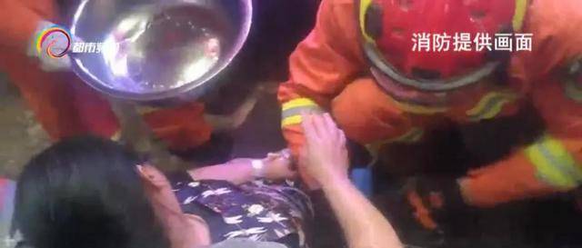 看着都疼!昆明一女子菜市场内不慎摔倒,钢筋