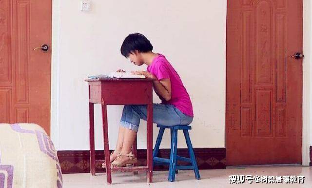 爸妈:爸妈看到她书桌的时候,忍不住哭了!她高考685分考入北京大学