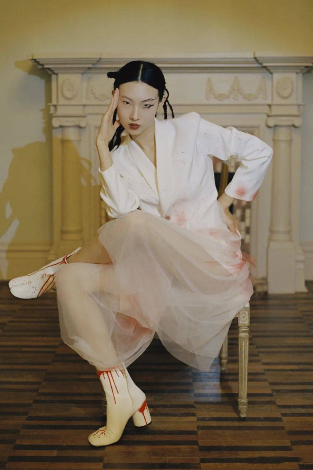 项偞婧出镜杂志大片新面孔学员亮相中国时装周