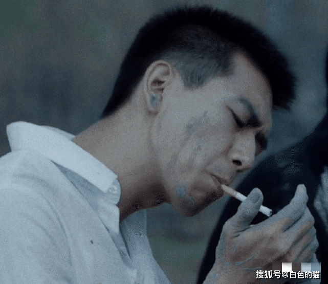原创李现为新剧剪寸头,满脸泥点略显邋遢,当他歪头点烟时:被帅到了