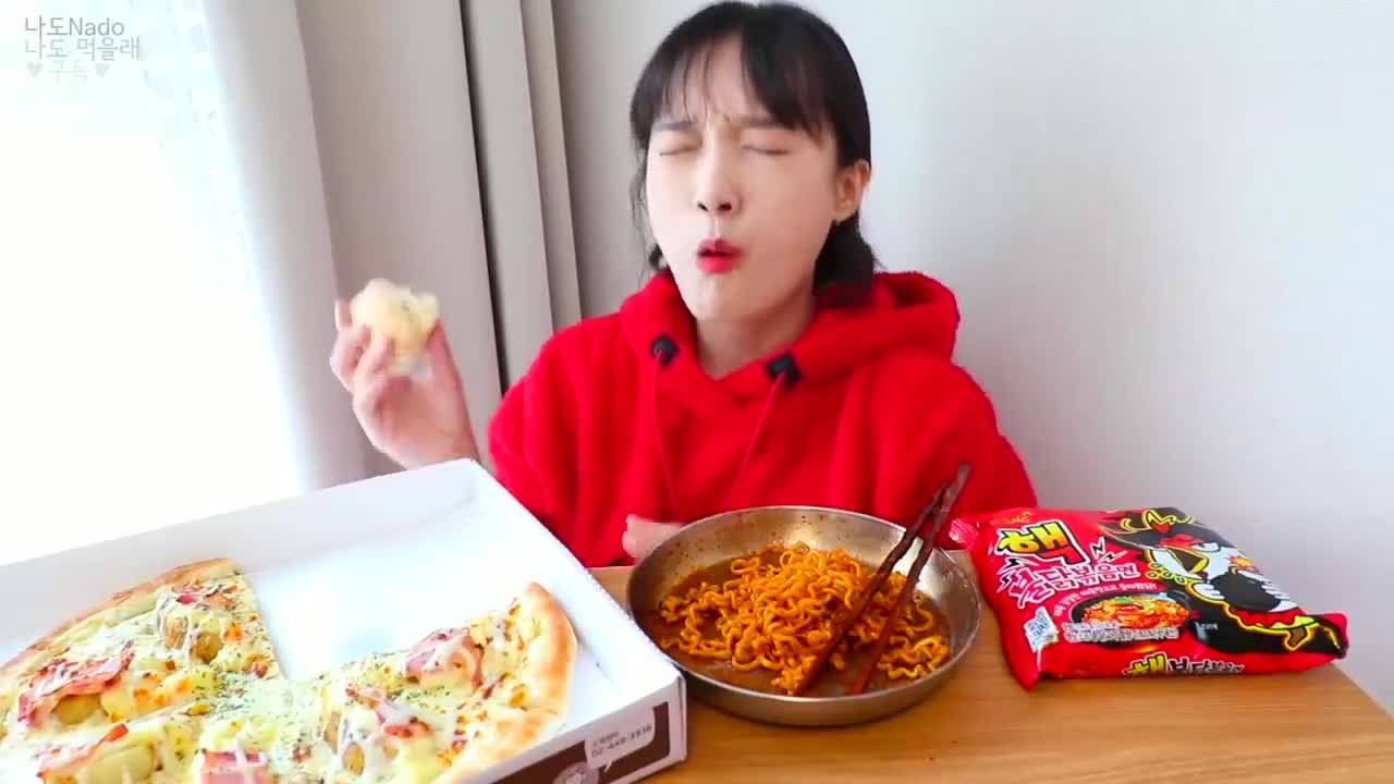 韩国吃播小姐姐,吃经典火鸡面和披萨,小姐姐吃的好满足