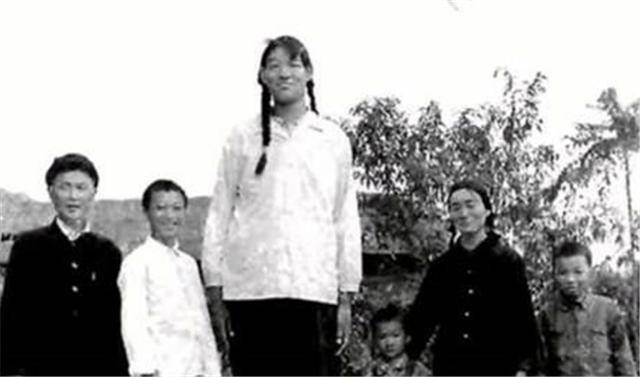 世界第一女巨人曾金莲:14岁高过姚明,18岁猝死,遗体至今未下葬