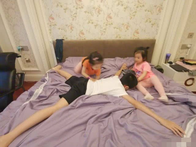 杨威■3岁欢欢学哥哥说话被绕晕，杨阳洋四肢修长超抢镜杨威晒仨孩子