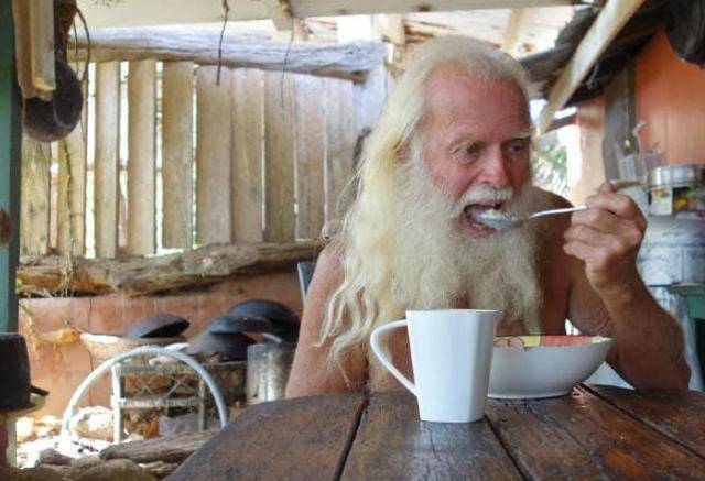 澳洲76岁百万富翁荒岛求生23年，带俩人体模特与