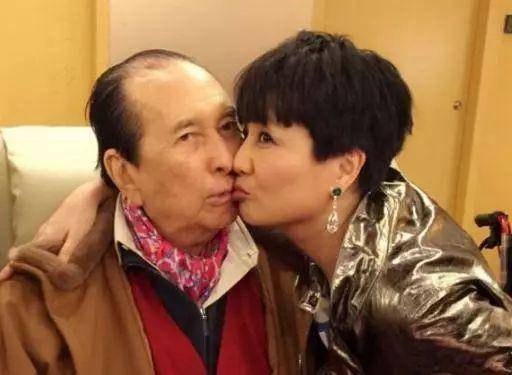 上午辟谣，下午去世，赌王何鸿燊走了！四房子