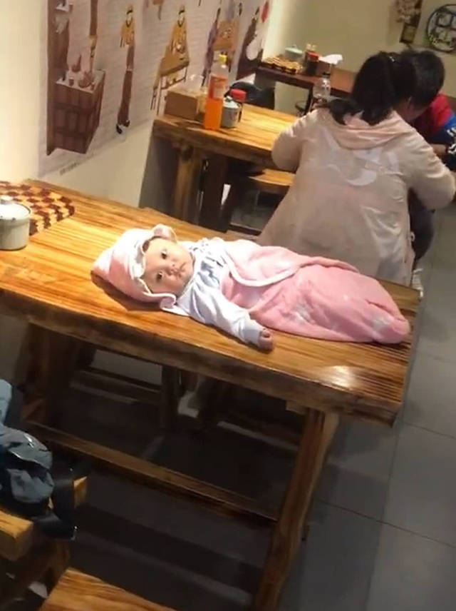 [餐馆老板]将宝宝摆在身后餐桌上，餐馆老板看了无法淡定年轻爸妈餐馆吃饭