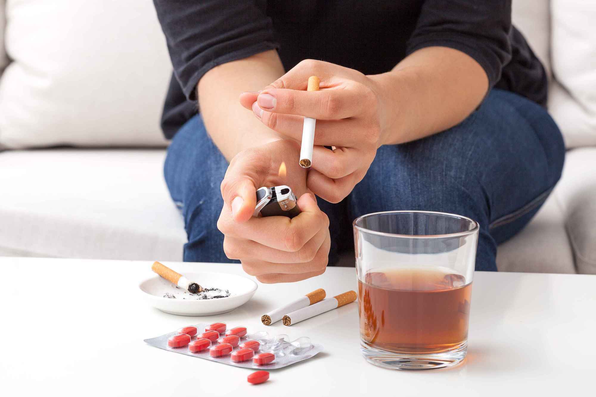 容易伤肝的事原来不只是抽烟喝酒，这些不起眼的行为，个个都中招