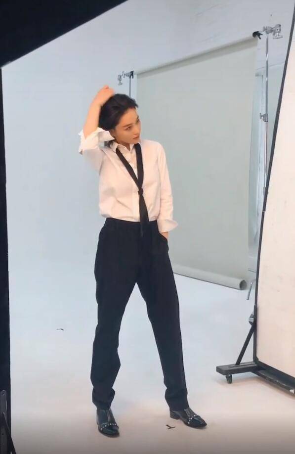 张馨予拍片玩“西服撩”耍帅，大跳太空步，一