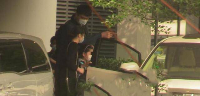 姚明一家三口现身!女儿暴风成长,9岁已长至父亲腰间