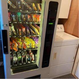 【零食】四个娃劳动换零钱，想吃自己投币英国妈妈把零食售卖机搬进家里
