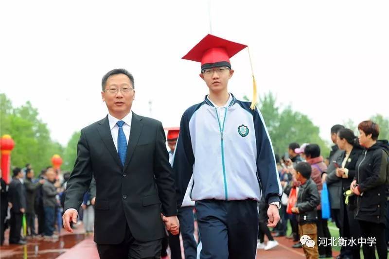 衡水中学举办成人礼！父亲的一张照片让无数高中生泪奔...