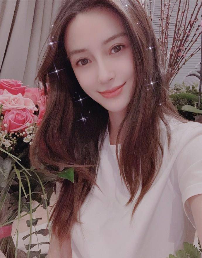 原创31岁angelababy罕见生日美照老公黄晓明视觉下穿卫衣美成18岁