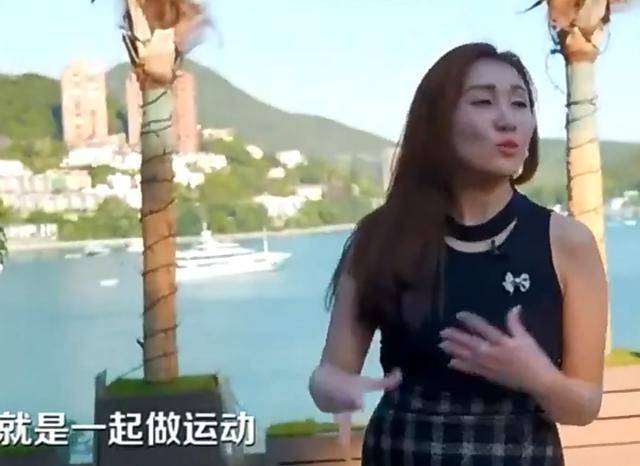 何超盈携女儿共襄升旗礼，亲子共融传递爱国情