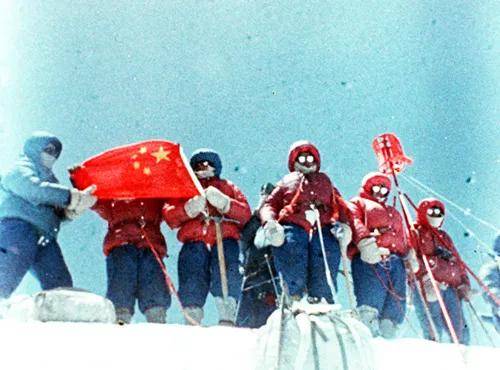 中国登山队员向珠穆朗玛峰顶峰进发.