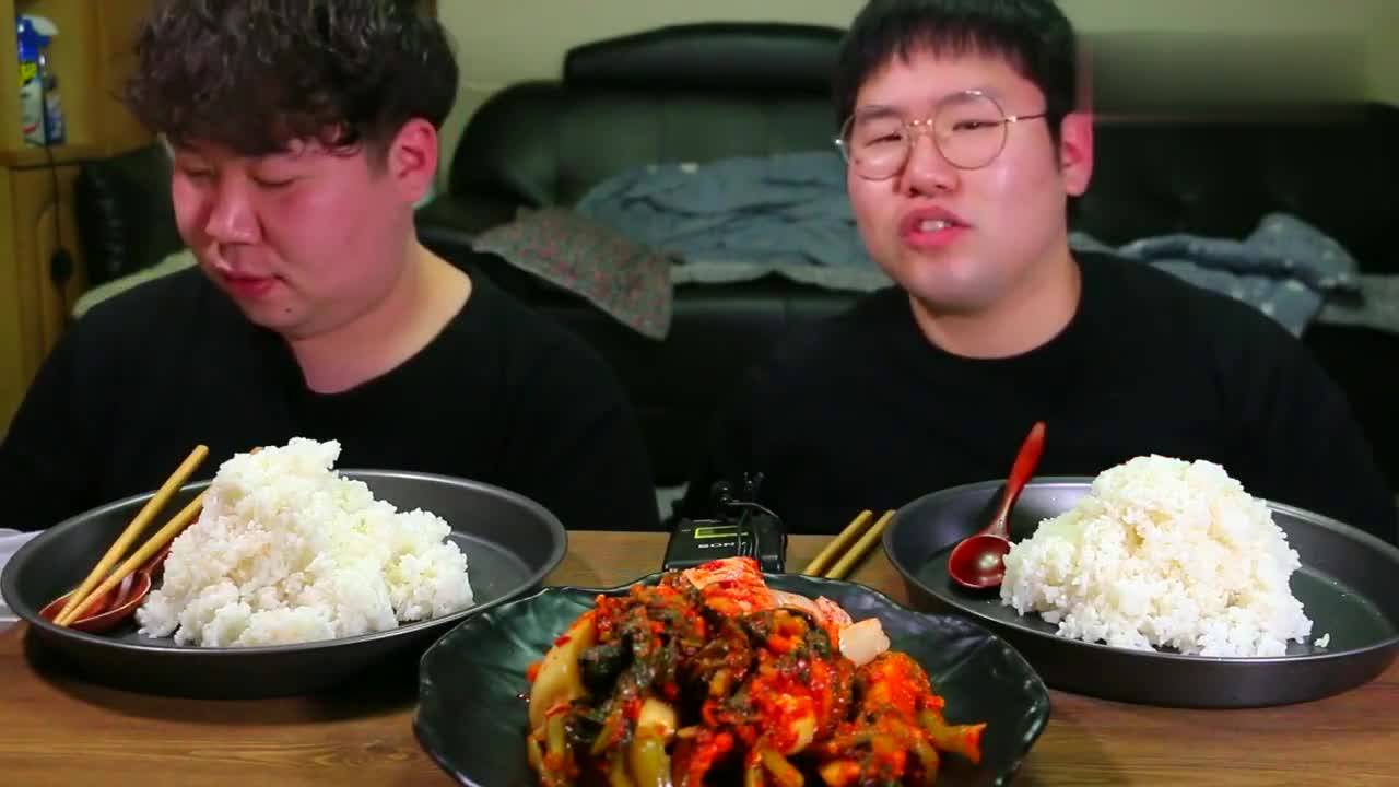 韩国吃货胖子兄弟,吃2大桶猪肉泡菜盖饭,有食欲吗