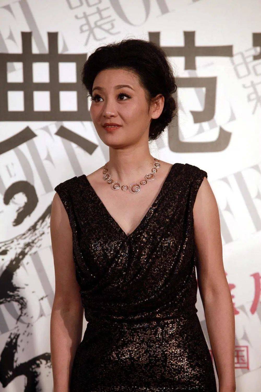 原创徐帆不愧是气质美人,小香风大衣搭短发干练时尚,贵妇范满分