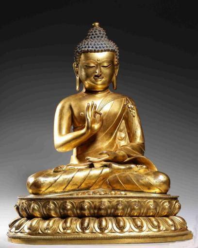 典型藏传佛像风格,释迦佛禅定坐姿,一手于脐交叠平伸结禅定印,一手结