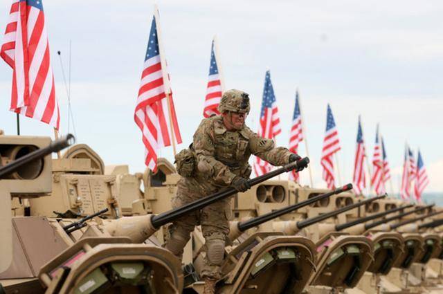 这才是美国真正对手，大批舰机闯入海峡开火，