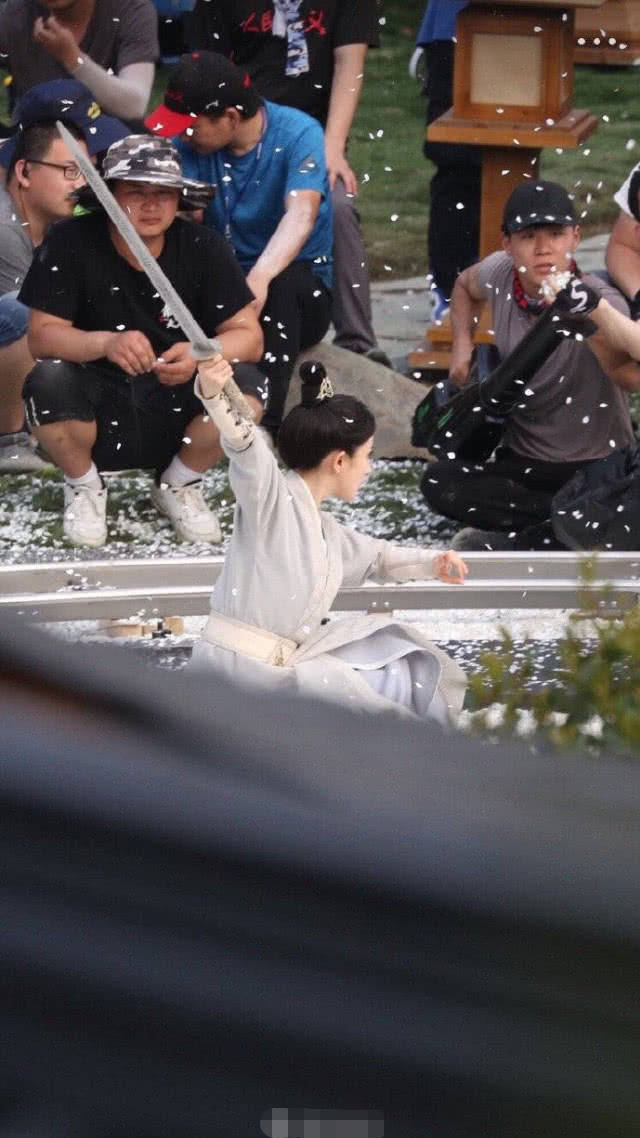 杨幂雪中舞剑又美又飒，眼神凌厉受期待，女扮