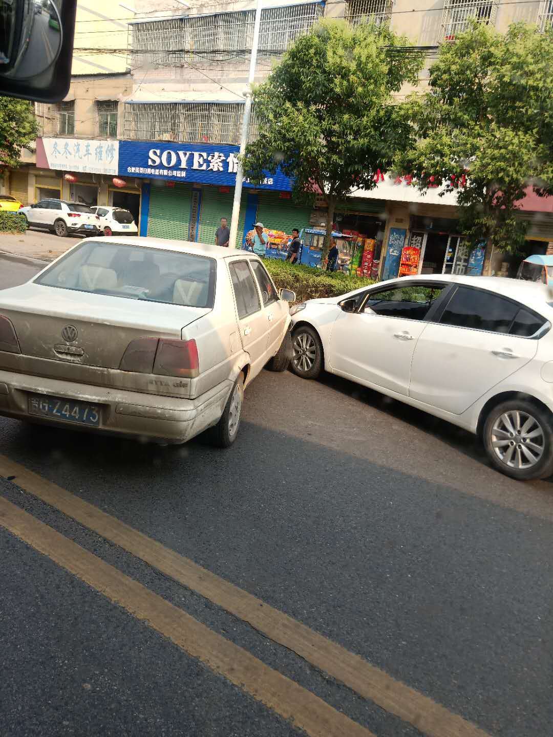 讯)安徽省亳州市利辛县阜蚌路青年桥附近发生一起两车相撞的交通事故