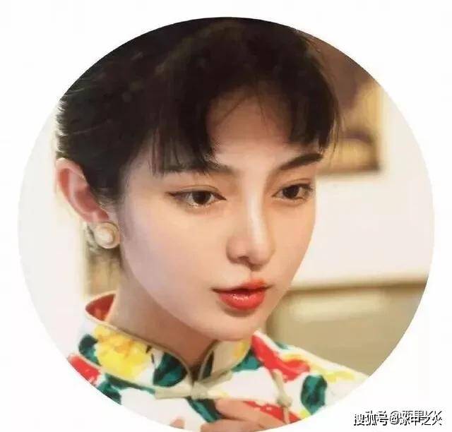 「眼睛」,29岁佩玛王后一双“狐狸眼”,不笑时如冰山雪莲,笑起来又纯又媚