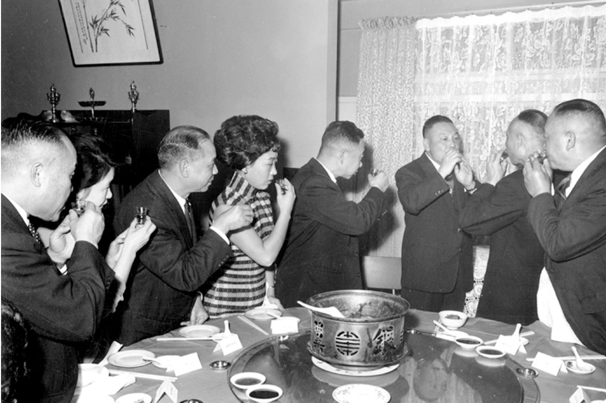 故事传记|1935年蒋经国结婚时，他毕恭毕敬向斯大林画像三鞠躬