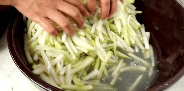 如何切萝卜晒干 ea8ab6484b0f434fbcddcc9338edccbd.png