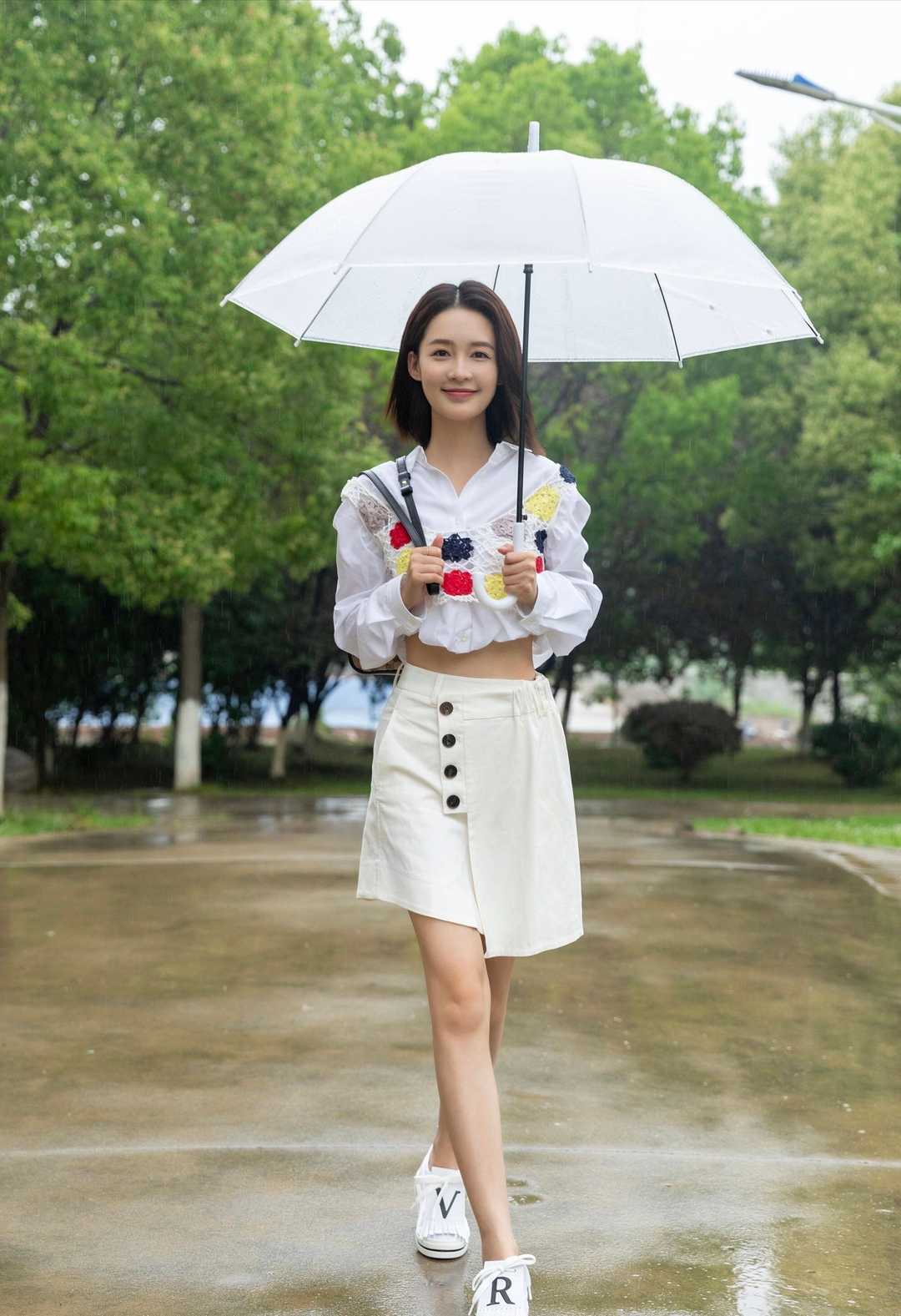 原创李沁真会穿,白色衬衫搭配半身短裙,再搭配小背心个性十足