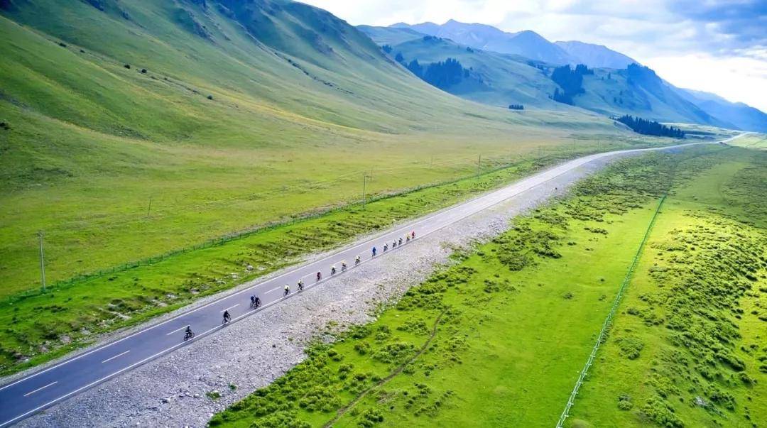纵贯天山脊梁的景观大道独库公路